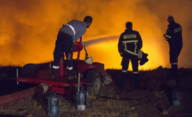 Μαίνεται ακόμη η πυρκαγιά στο Βασιλικό – Ολονύχτιες οι μάχες των πυροσβεστών μας – ΦΩΤΟΓΡΑΦΙΕΣ