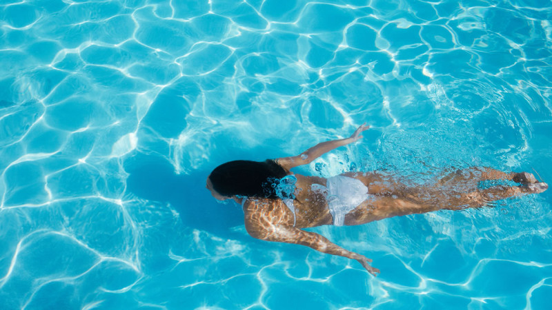 Αν μάθετε πόσα λίτρα ούρα μπορεί να περιέχει μία πισίνα θα σκεφτείτε διπλά να βουτήξετε μέσα…