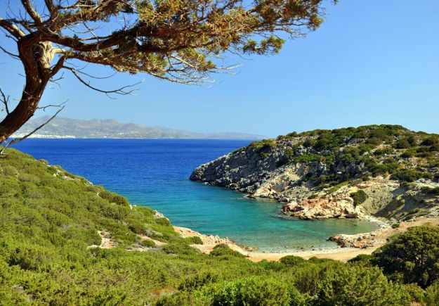 Μια άγνωστη παραλία ιδανική για απομόνωση