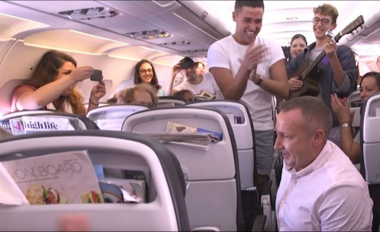 Πρόταση γάμου στον αέρα: Η πτήση από Λονδίνο στη Λάρνακα έκρυβε μια μεγάλη έκπληξη! Έστησαν «πάρτι» μετά το «ΝΑΙ» – VIDEO