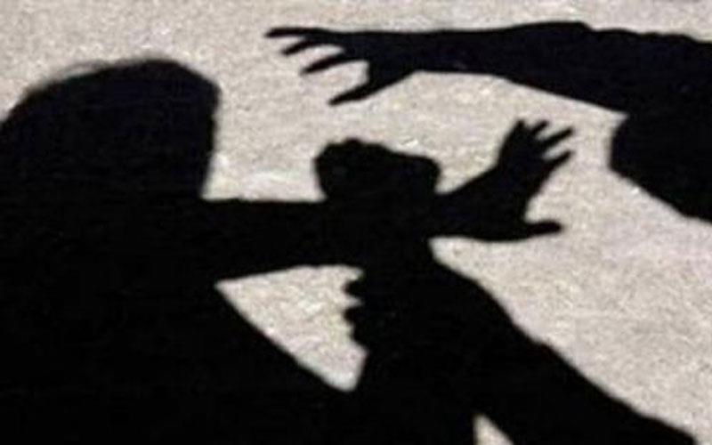 Πέντε έσπασαν στο ξύλο έναν και ανήρτησαν την πράξη τους στο διαδίκτυο