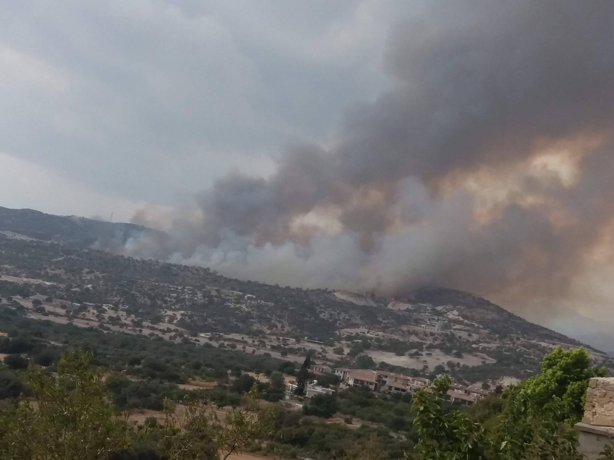 ΠΥΡΚΑΓΙΑ ΒΑΒΛΑΣ: Κλειστοί οι αυτοκινητόδρομοι από και προς το χωριό λόγω της φωτιάς