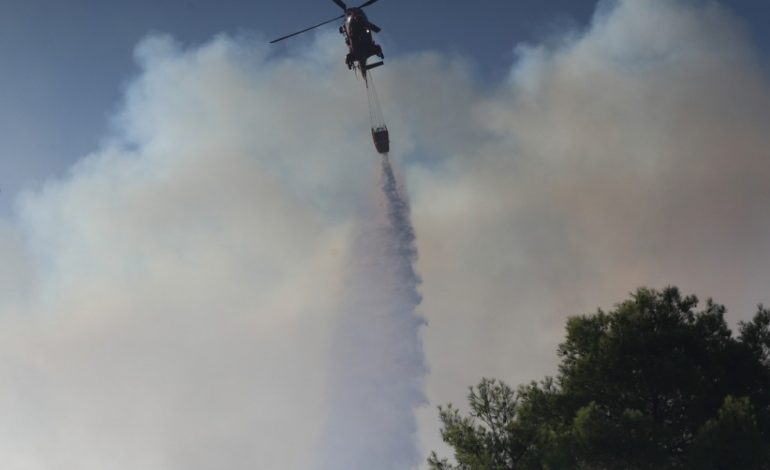 EKTAKTO- ΛΑΡΝΑΚΑ: Μεγάλη πυρκαγιά στο χωριό Βάβλα – Πέντε εναέρια μέσα επιχειρούν στο σημείο