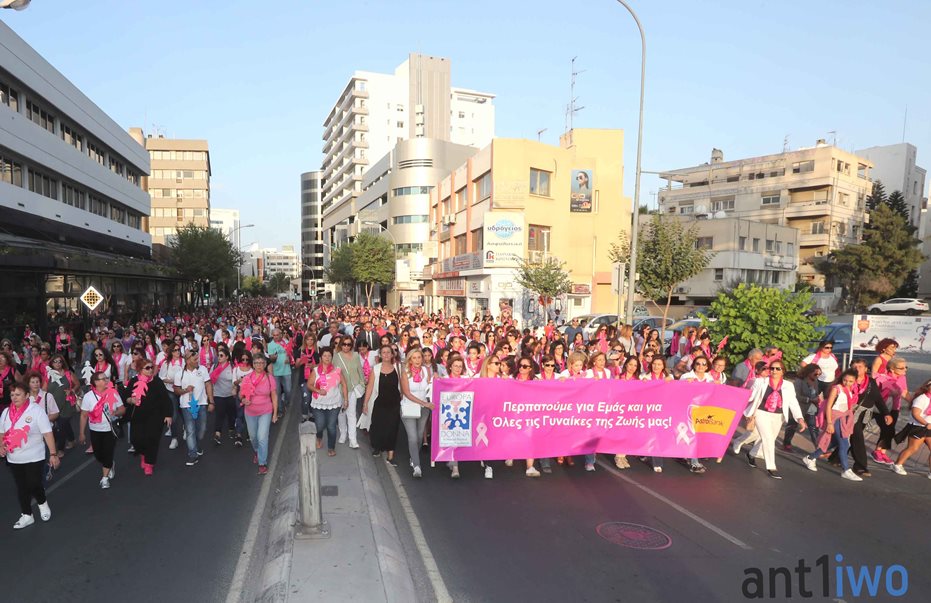 Χιλιάδες στη 13η πορεία με τις ροζ φιγούρες