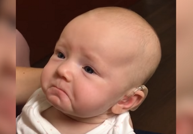 Η υπέροχη αντίδραση κωφού μωρού που ακούει για πρώτη φορά τη φωνή της μητέρας του