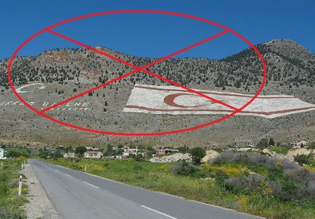 Ψήφισμα στο διαδίκτυο για να φύγουν οι σημαίες από τον Πενταδάκτυλο