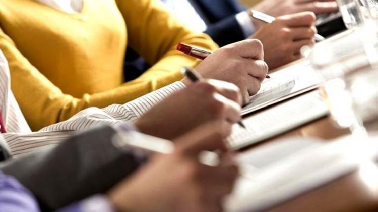 Νέες καταγγελίες: 8 Λειτουργοί του Υπ. Παιδείας εργοδοτούνταν παράλληλα και σε φροντιστήριο που έκανε φροντιστήρια για τις εξετάσεις εκπαιδευτικών