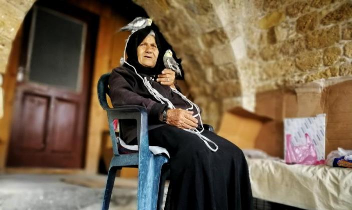 Η ιστορία της Αγγέλας που κουβαλάει φτερωτούς Αγίους στο κεφάλι της (φωτογραφίες)