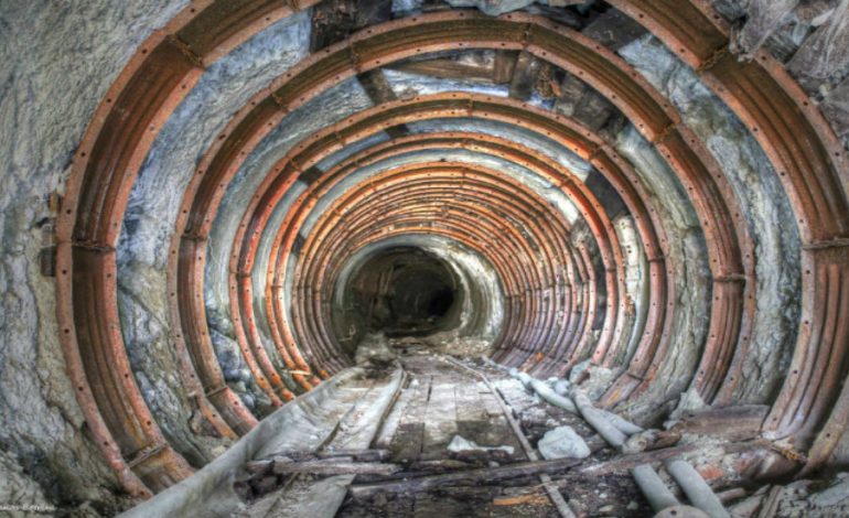 Το μυστηριώδες τούνελ που εγκαταλείφθηκε το 1974. Έχει καταληφθεί από εκατοντάδες νυχτερίδες. Μαγικές φωτογραφίες από τα έγκατα της γης