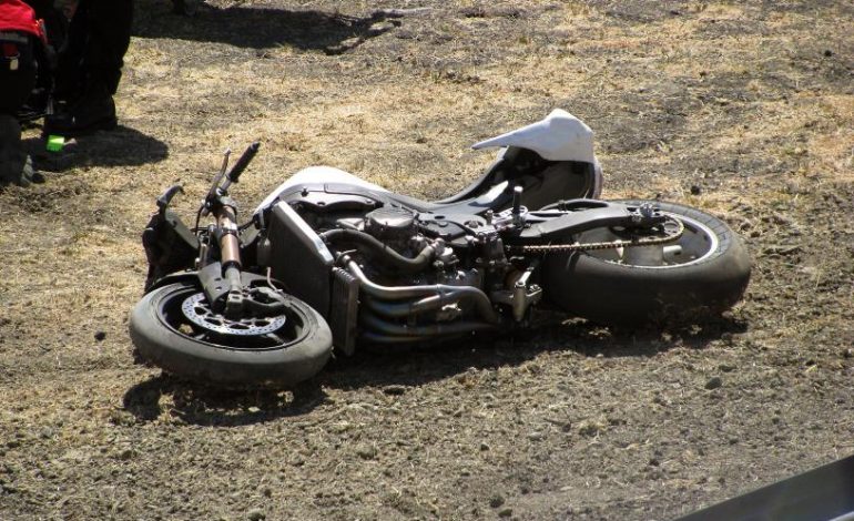 ΛΑΡΝΑΚΑ: Με σοβαρούς τραυματισμούς στο Νοσοκομείο 25χρονος οδηγός – Η μοτοσικλέτα του σύρθηκε στην άσφαλτο κτυπώντας κι άλλο όχημα