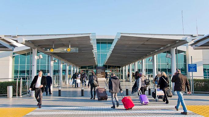 ΑΕΡΟΔΡΟΜΙΟ ΛΑΡΝΑΚΑΣ: Τον συνέλαβαν λίγο πριν μπει στο αεροπλάνο- Δεν κατάφερε να ξεγελάσει τα «λαγωνικά» του τελωνείου