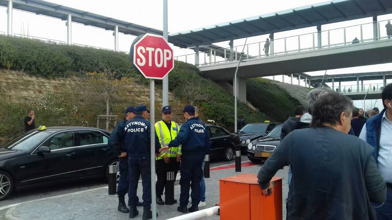 «Ανεβάζουν» χειρόφρενο οι οδηγοί ταξί στο Αεροδρόμιο Λάρνακας (pics)
