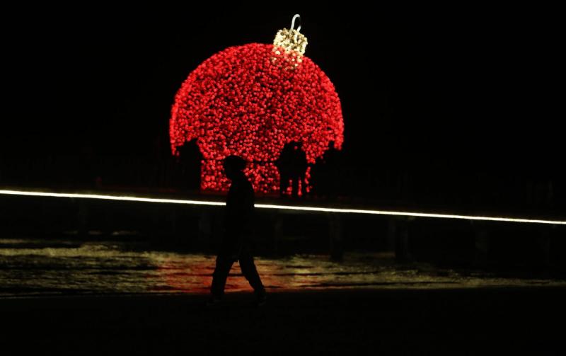 Ξανά φωτισμένη η χριστουγεννιάτικη μπάλα που προσπάθησαν να καταστρέψουν ανεγκέφαλοι! (pics&video)