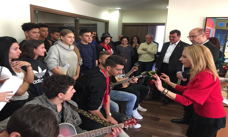 Τα Χριστουγεννιάτικα Κάλαντα έψαλλαν στον Δήμαρχο τα παιδιά της Τεχνικής Σχολής! (pics&video)