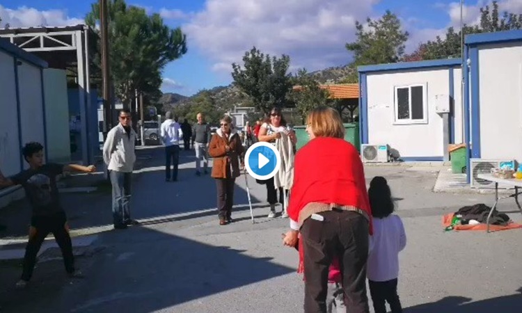 Ο Άγιος Βασίλης μοίρασε δώρα και χαμόγελα στα παιδιά που ζουν στο κέντρο φιλοξενίας στην Κοφίνου (video)