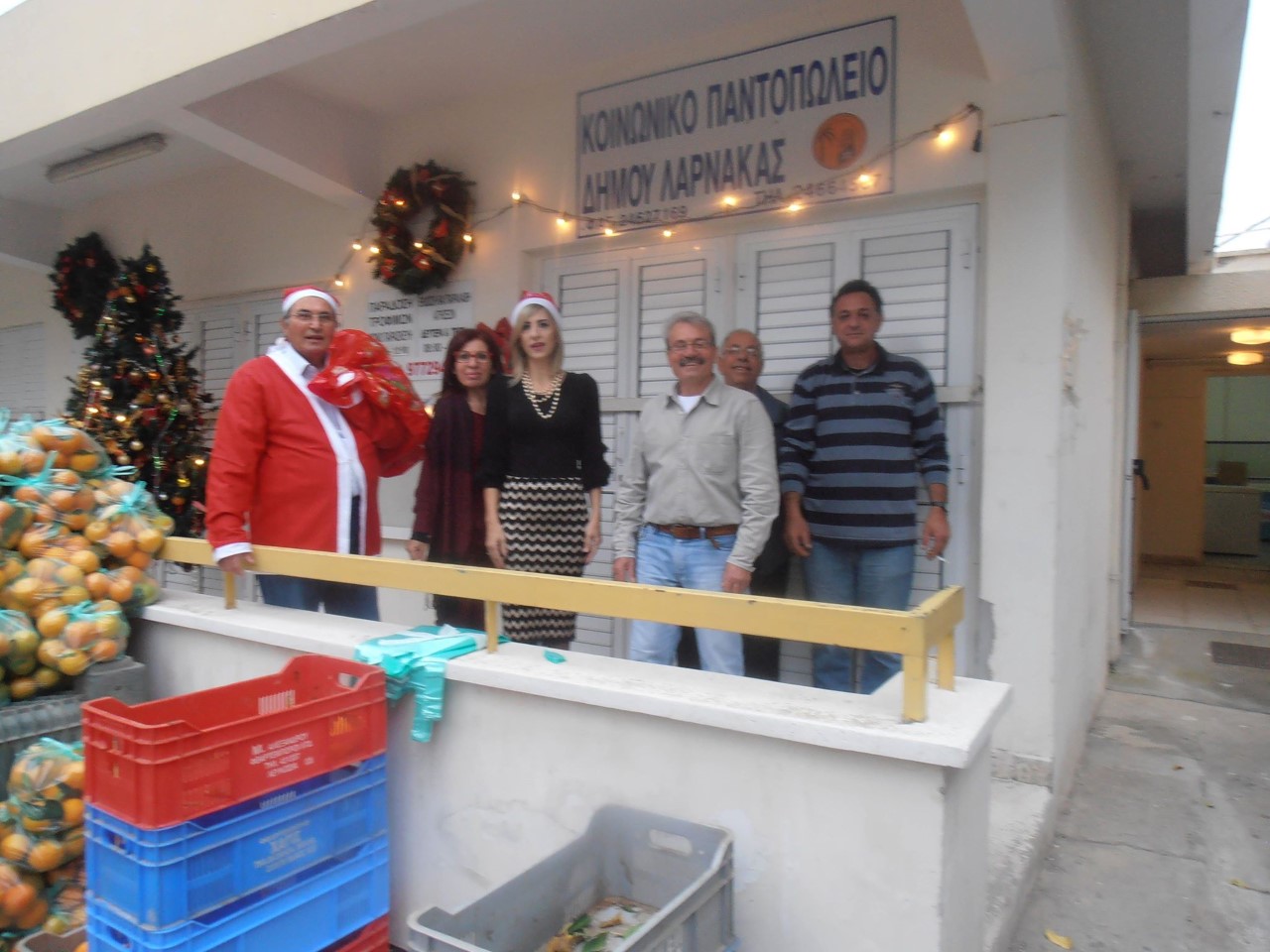 Ο Δήμος Λάρνακας παρέδωσε τα Χριστουγεννιάτικα πακέτα στο Κοινωνικό Παντοπωλείο