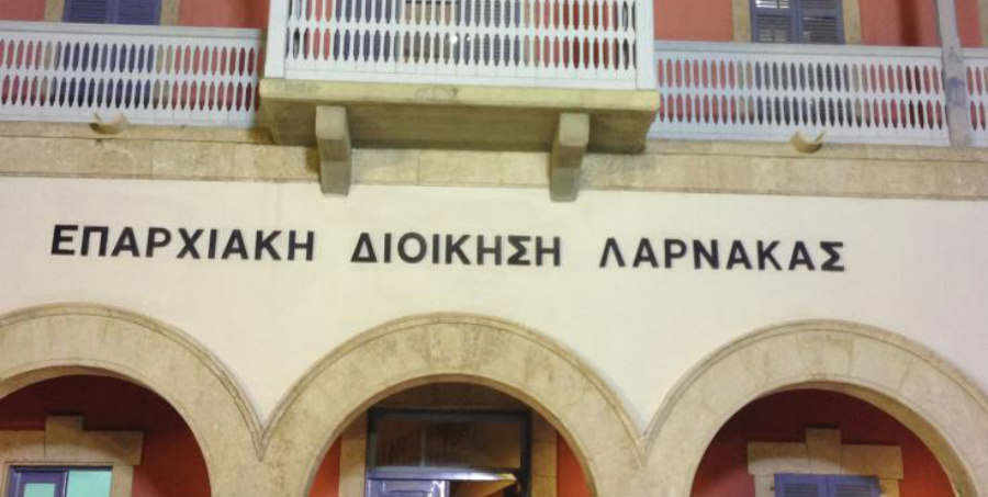 Υβριστικά συνθήματα σε τοίχο εκλογικού κέντρου και φωτογράφηση ψηφοδελτίων σε Ξυλοτύμπου και Δρομολαξιά