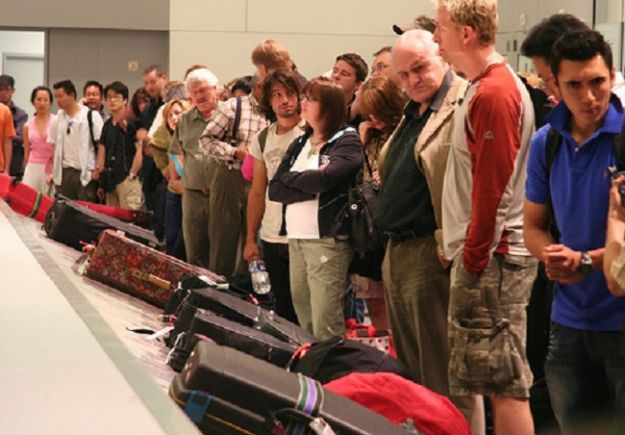 «Κόλπα» για να παίρνετε τη βαλίτσα στο αεροδρόμιο πρώτοι