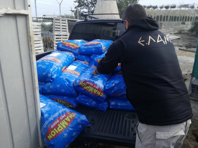 Παράδοση τροφής από το ΕΛΑΜ σε καταφύγιο σκύλων στην Λάρνακα