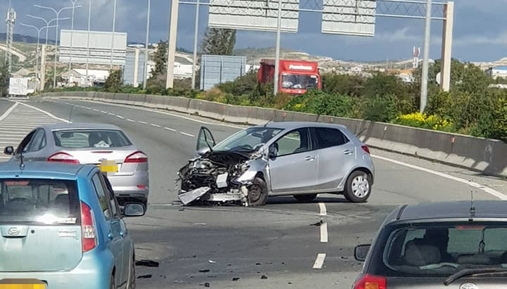 ΕΚΤΑΚΤΟ-ΛΑΡΝΑΚΑ:Τροχαίο λίγο πριν τον κυκλικό κόμβο Ριζοελιάς – Αστυνομία στη σκηνή – ΦΩΤΟΓΡΑΦΙΕΣ