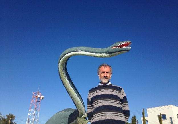 Ο κύριος Γιώργος μετακόμισε στην Αθηένου… μαζί με τους δεινόσαυρούς του
