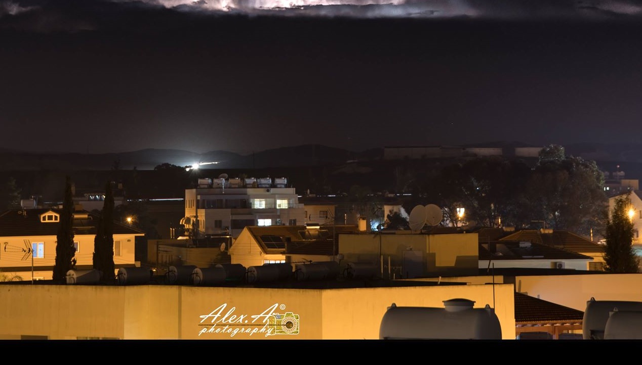 Εντυπωσιακή φωτογραφία από Λάρνακα με αστραπές απ’ την Κερύνεια (pic)