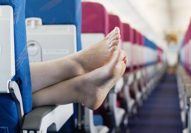 Δεν πρέπει ποτέ να βγάζετε τα παπούτσια σας στο αεροπλάνο