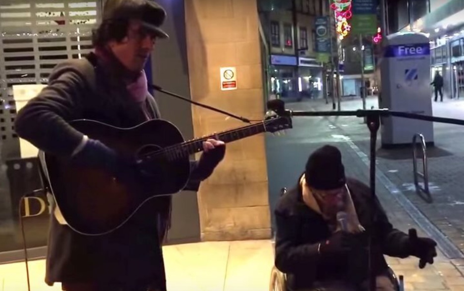 Ένας άστεγος άνδρας ρώτησε έναν μουσικό του δρόμου αν θα μπορούσε να τραγουδήσει μαζί του. Απλά ακούστε..