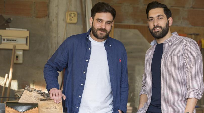 Ο Στέλιος και ο Ανδρέας φτιάχνουν τις πιο ωραίες ξύλινες τσάντες που έχουμε δει τελευταία