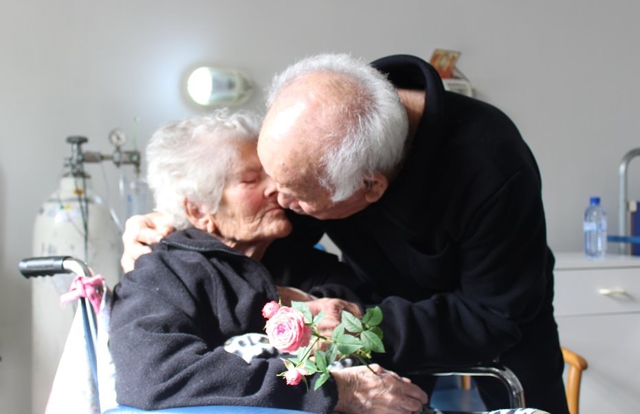 Ένα ζευγάρι από την Αλαμινό που υποφέρει από τη νόσο του Αλτσχάιμερ κάνει κάθε μέρα κάτι… πραγματικά απίστευτο