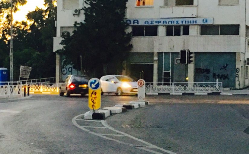 ΛΑΡΝΑΚΑ: Έσπασαν τζάμι για να κλέψουν ελληνική σημαία – Στον απόηχο των εκλογών