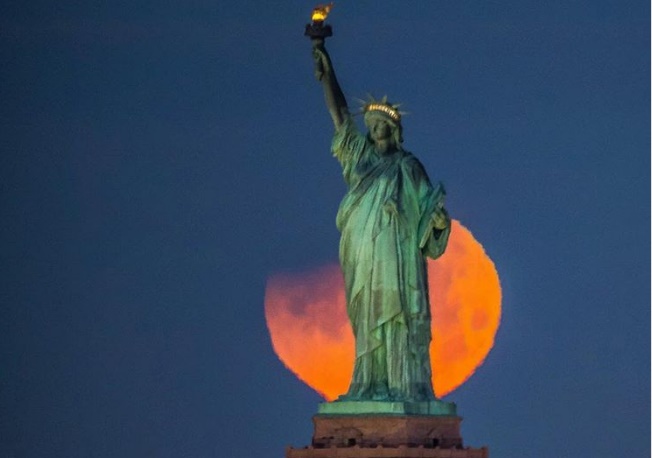 Εντυπωσιακές φωτογραφίες από το «σούπερ μπλε ματωμένο φεγγάρι»