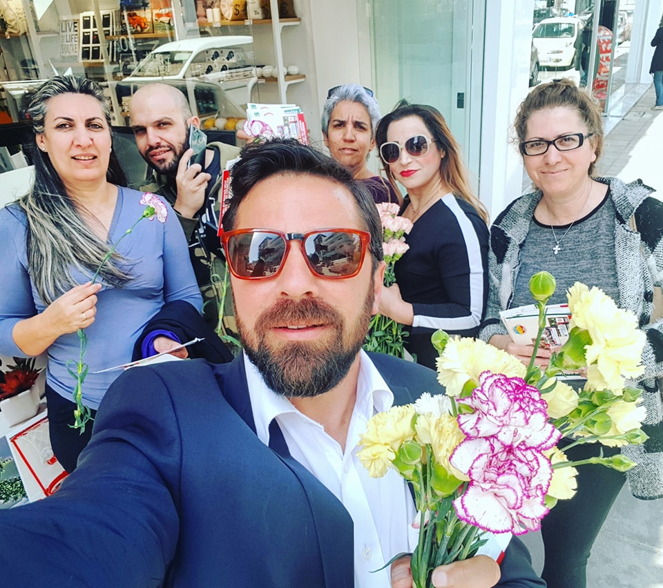 Μοίρασαν γαρύφαλλα αγάπης στις εργαζόμενες γυναίκες στο κέντρο της Λάρνακας