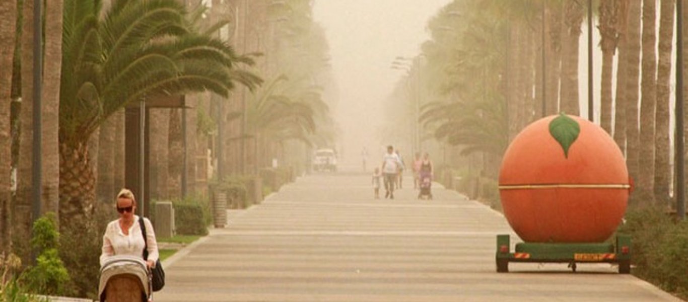 Αποπνικτική η ατμόσφαιρα – Συνδυάζεται σκόνη και η άνοδος της θερμοκρασίας