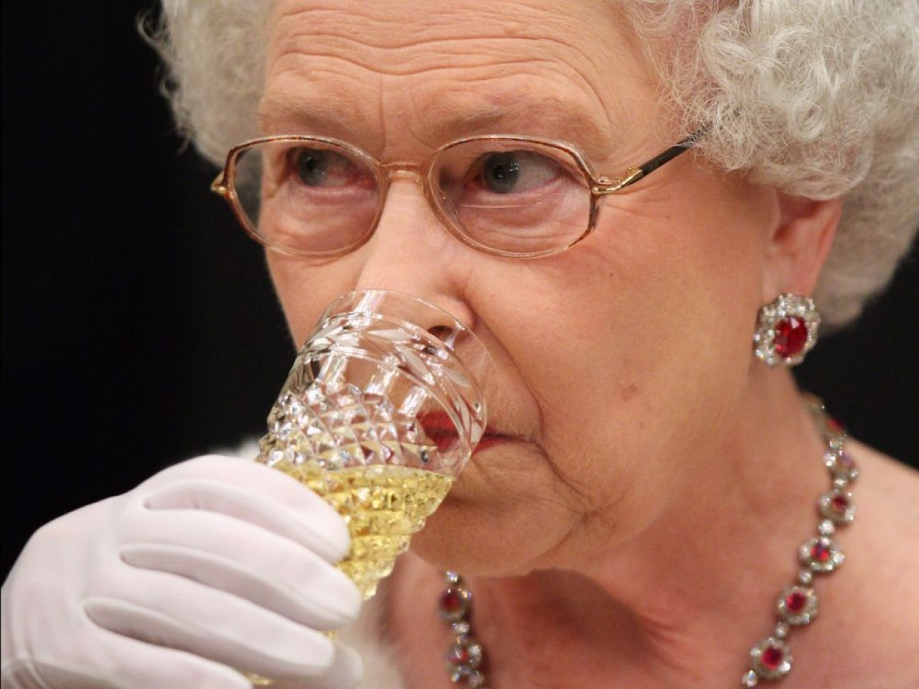Τα τέσσερα κοκτέιλ που πίνει καθημερινά η βασίλισσα Ελισάβετ
