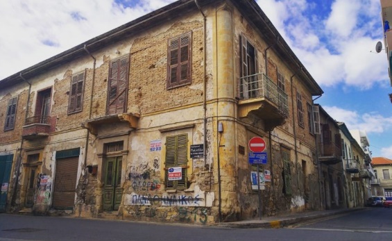 Βουλευτές και αρμόδιους φορείς εμπλέκει ο Δήμαρχος Λάρνακας για κατεδάφιση ακατοίκητων πολυκατοικιών
