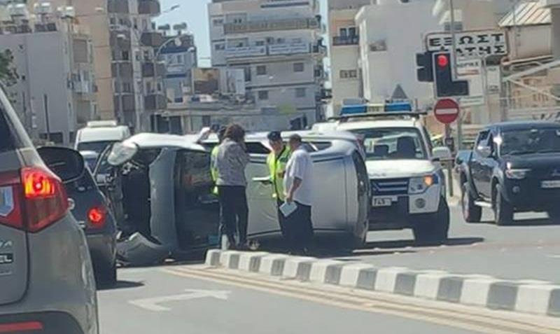 Αναποδογυρίστηκε όχημα στα φώτα του Άλφα Μέγα στην Λάρνακα (pics)