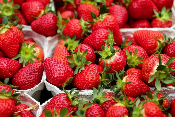 Πόσο αθώες είναι οι φράουλες που τρώμε;