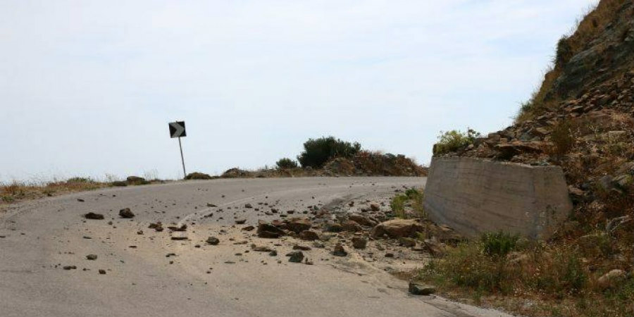 ΟΔΗΓΟΙ ΠΡΟΣΟΧΗ: Επικίνδυνοι δρόμοι λόγω βροχόπτωσης – Χώματα και πέτρες