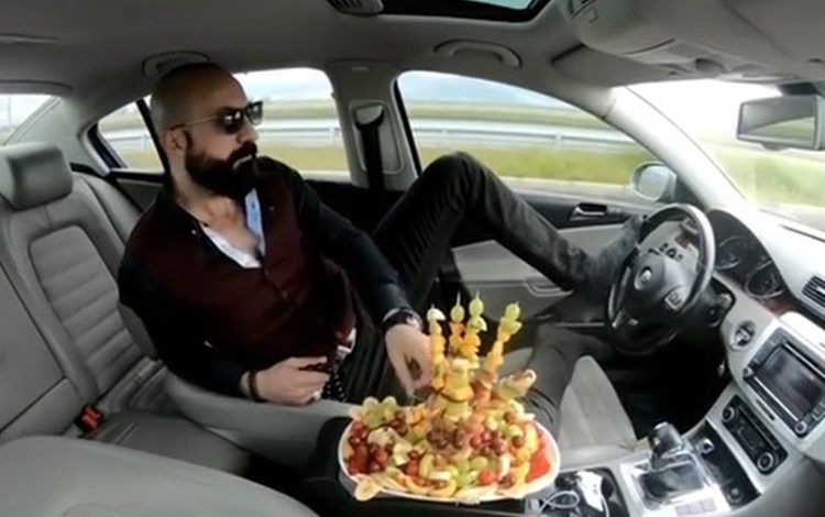 Βίντεο: Τούρκος τρώει, πίνει, παίζει κομπολόι και οδηγεί με το… πόδι!