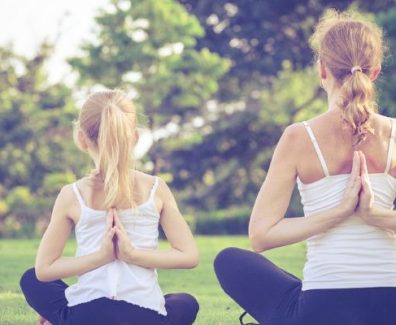 ofeli-yoga-paidia-syndyazetai-paramythia-750×400