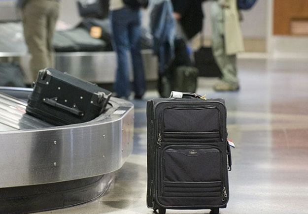 Είναι αυτός ο πιο έξυπνος και κιτς τρόπος για να μη χάνεις τη βαλίτσα σου στο αεροδρόμιο;