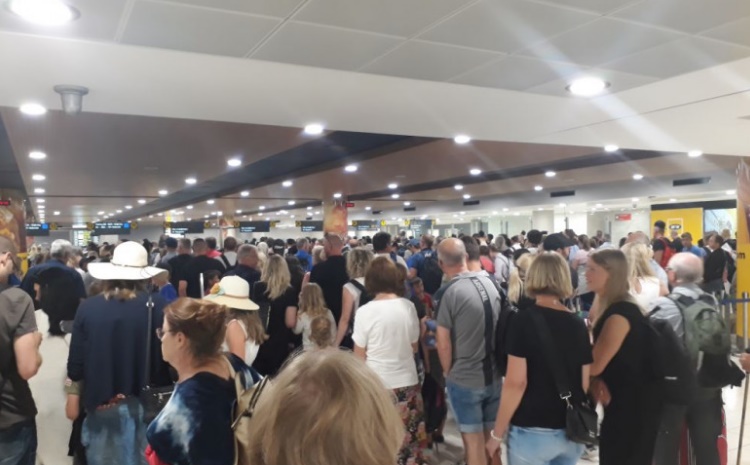 Στρίμωγμα και ταλαιπωρία επιβατών στα αεροδρόμια Λάρνακας και Πάφου