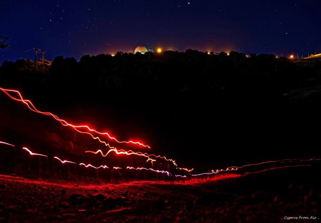 Τα εντυπωσιακά κόκκινα φώτα, στο πιο ψηλό μονοπάτι της Κύπρου