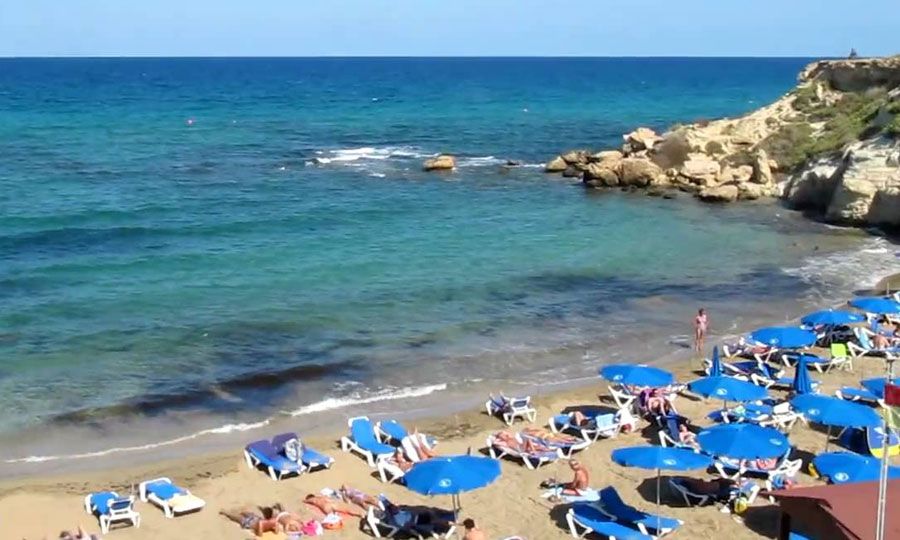 Ο Δήμος Παραλιμνίου προσφέρει δωρεάν ξαπλώστες και ομπρέλες σε τρεις παραλίες της πόλης