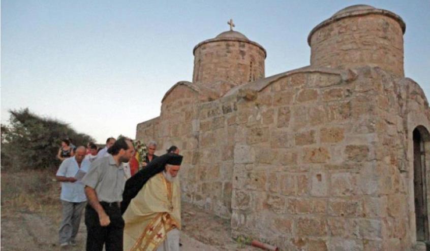 Εσπερινός και Θεία Λειτουργία στην Αγία Μαρίνα στη κατεχόμενη παραλία Δερύνειας