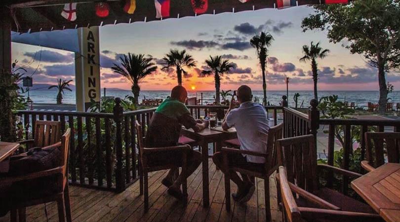 Σε αυτό το beach bar θα απολαύσεις το καλύτερο ηλιοβασίλεμα