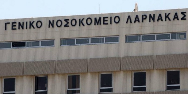 ΛΑΡΝΑΚΑ: Εκνευρισμένος ο Κύπριος ποδοσφαιριστής – Τι συνέβη έξω από το Γενικό Νοσοκομείο