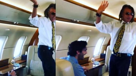 Ψινάκης: Xορεύει μέσα στο αεροπλάνο κι αφιερώνει το τραγούδι στην Κύπρο (ΒΙΝΤΕΟ)