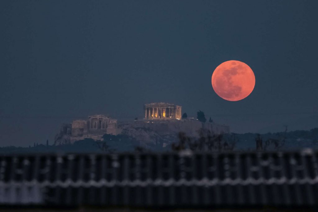 Σήμερα η πιο ολοκληρωτικά ολική έκλειψη Σελήνης του 21ου αιώνα!